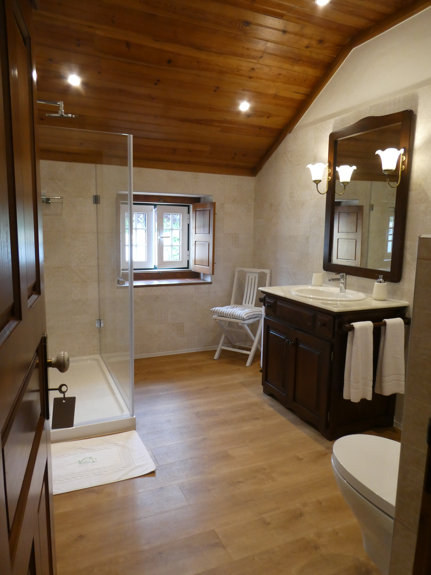 Vintage Room Red bath Vintage Room Red bath