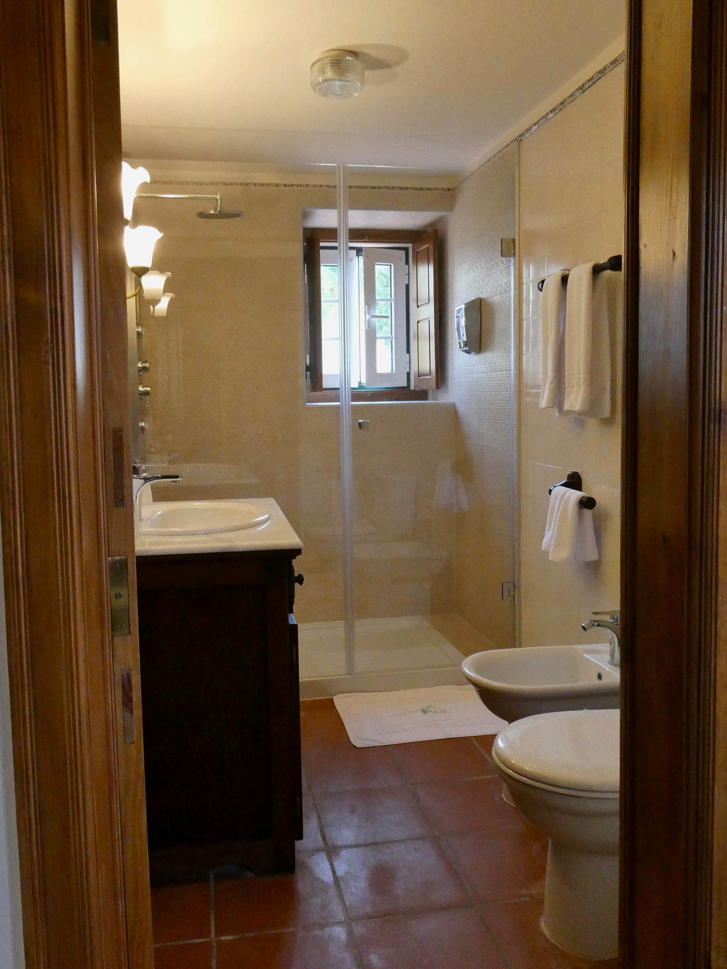 Vintage Room Yellow bath Vintage Room Yellow bath
