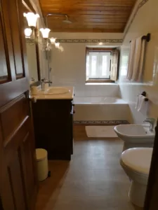 Vintage Room Green bath